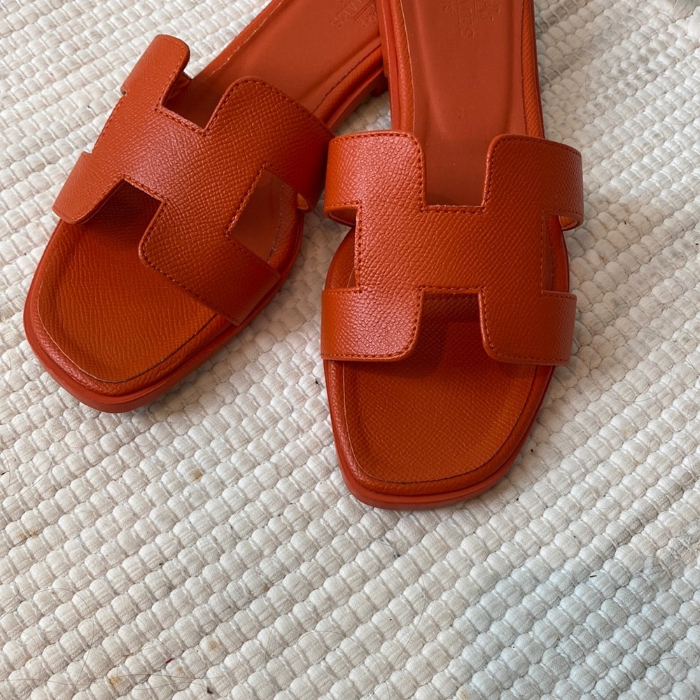 On trend! Orange H sandal / slide